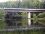 Unter der Autobahnbrücke ist der See flach und stark bewachsen.